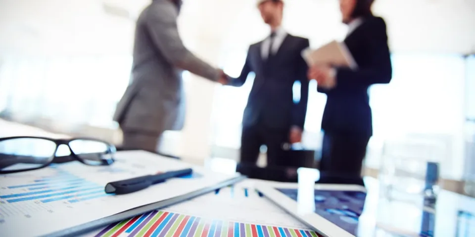 7 nawyków, które oszczędzają pieniądze każdego miesiąca: od automatycznych przelewów po „zamrażanie” subskrypcji. Praktyczne kroki i przykłady budżetu.